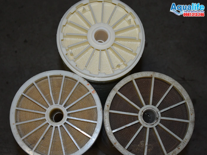 Vai Trò Của Đồng Hồ Đo Lưu Lượng Và Độ Dẫn Điện Trong Hệ Thống RO 4 Bề mặt màng lọc RO công nghiệp bị bám cáu cặn làm sụt giảm lưu lượng dòng tinh khiết