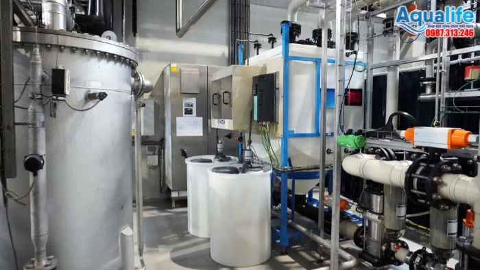 Quy trình CIP kiềm nhiệt (NaOH + EDTA, 35–40°C) giúp thủy phân và phá vỡ cấu trúc cặn silica bám màng