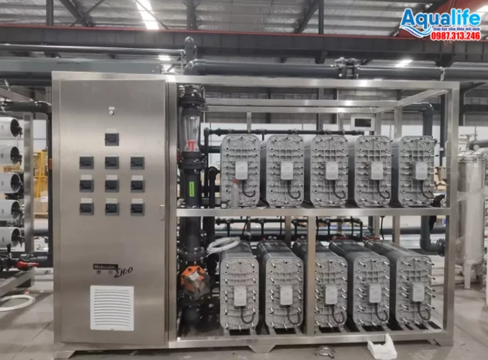 Vai Trò Của Đồng Hồ Đo Lưu Lượng Và Độ Dẫn Điện Trong Hệ Thống RO 7 Tủ điều khiển tự động hóa và dàn máy lọc nước RO công nghiệp