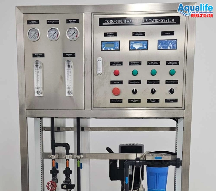 Vai Trò Của Đồng Hồ Đo Lưu Lượng Và Độ Dẫn Điện Trong Hệ Thống RO 1 Cụm đồng hồ đo lưu lượng và màn hình độ dẫn điện trên tủ điều khiển RO